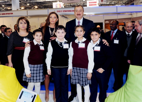 Azərbaycan Prezidenti və xanımı "BakuTel-2011" XVII Beynəlxalq telekommunikasiya və informasiya texnologiyaları sərgisi ilə tanış olublar (FOTO)(ƏLAVƏ OLUNUB)