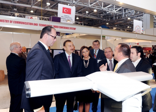 Azərbaycan Prezidenti və xanımı "BakuTel-2011" XVII Beynəlxalq telekommunikasiya və informasiya texnologiyaları sərgisi ilə tanış olublar (FOTO)(ƏLAVƏ OLUNUB)