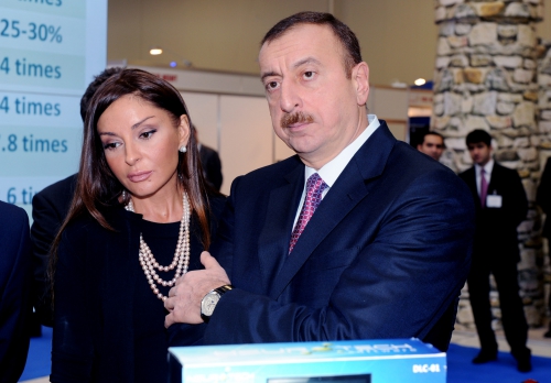 Azərbaycan Prezidenti və xanımı "BakuTel-2011" XVII Beynəlxalq telekommunikasiya və informasiya texnologiyaları sərgisi ilə tanış olublar (FOTO)(ƏLAVƏ OLUNUB)