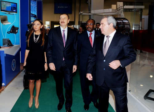 Azərbaycan Prezidenti və xanımı "BakuTel-2011" XVII Beynəlxalq telekommunikasiya və informasiya texnologiyaları sərgisi ilə tanış olublar (FOTO)(ƏLAVƏ OLUNUB)
