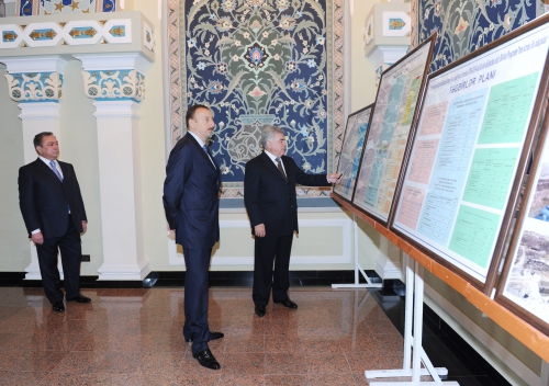 İlham Əliyev Slovakiyada əsaslı təmir edilərək Bakıya gətirilmiş sərnişin vaqonları ilə tanış olub (FOTO)