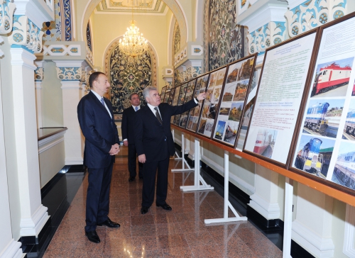 İlham Əliyev Slovakiyada əsaslı təmir edilərək Bakıya gətirilmiş sərnişin vaqonları ilə tanış olub (FOTO)