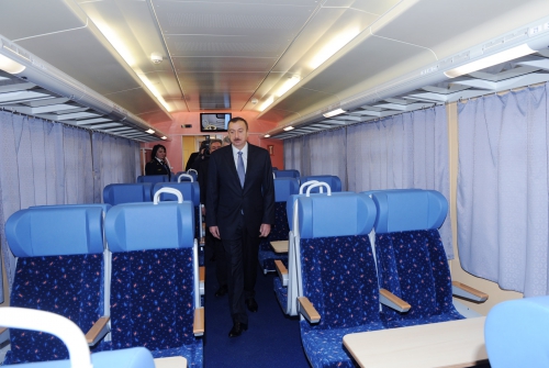 İlham Əliyev Slovakiyada əsaslı təmir edilərək Bakıya gətirilmiş sərnişin vaqonları ilə tanış olub (FOTO)