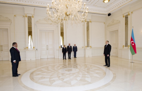 İlham Əliyev bir sıra xarici ölkələrin Azəbaycandakı səfirlərinin etimadnamələrini qəbul edib (FOTO)