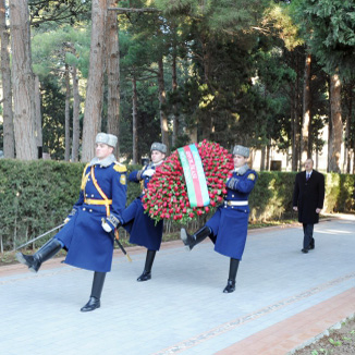 Azərbaycan Prezidenti İlham Əliyev ümummilli lider Heydər Əliyevin məzarını ziyarət edib (ƏLAVƏ OLUNUB) (FOTO)