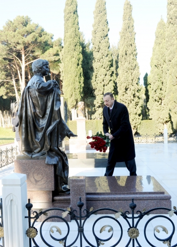 Azərbaycan Prezidenti İlham Əliyev ümummilli lider Heydər Əliyevin məzarını ziyarət edib (ƏLAVƏ OLUNUB) (FOTO)