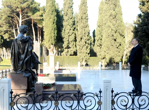 Azərbaycan Prezidenti İlham Əliyev ümummilli lider Heydər Əliyevin məzarını ziyarət edib (ƏLAVƏ OLUNUB) (FOTO)