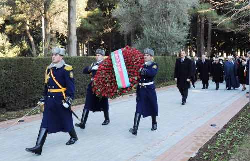 Azərbaycan Prezidenti İlham Əliyev ümummilli lider Heydər Əliyevin məzarını ziyarət edib (ƏLAVƏ OLUNUB) (FOTO)