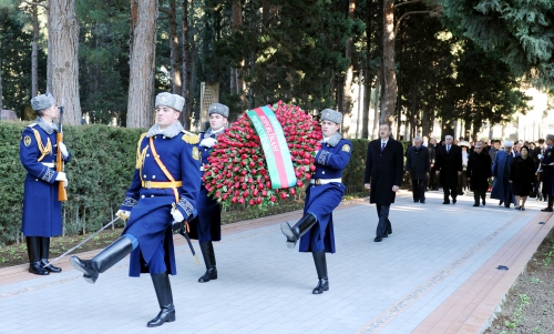 Azərbaycan Prezidenti İlham Əliyev ümummilli lider Heydər Əliyevin məzarını ziyarət edib (ƏLAVƏ OLUNUB) (FOTO)