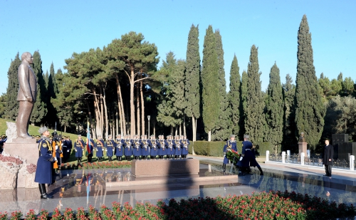 Azərbaycan Prezidenti İlham Əliyev ümummilli lider Heydər Əliyevin məzarını ziyarət edib (ƏLAVƏ OLUNUB) (FOTO)