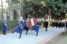 Azərbaycan Prezidenti İlham Əliyev ümummilli lider Heydər Əliyevin məzarını ziyarət edib (ƏLAVƏ OLUNUB) (FOTO)