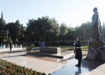 Azərbaycan Prezidenti İlham Əliyev ümummilli lider Heydər Əliyevin məzarını ziyarət edib (ƏLAVƏ OLUNUB) (FOTO)