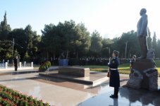 Azərbaycan Prezidenti İlham Əliyev ümummilli lider Heydər Əliyevin məzarını ziyarət edib (ƏLAVƏ OLUNUB) (FOTO)