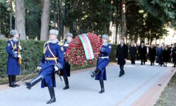 Azərbaycan Prezidenti İlham Əliyev ümummilli lider Heydər Əliyevin məzarını ziyarət edib (ƏLAVƏ OLUNUB) (FOTO)
