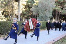 Azərbaycan Prezidenti İlham Əliyev ümummilli lider Heydər Əliyevin məzarını ziyarət edib (ƏLAVƏ OLUNUB) (FOTO)