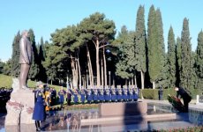 Azərbaycan Prezidenti İlham Əliyev ümummilli lider Heydər Əliyevin məzarını ziyarət edib (ƏLAVƏ OLUNUB) (FOTO)