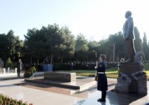 Azərbaycan Prezidenti İlham Əliyev ümummilli lider Heydər Əliyevin məzarını ziyarət edib (ƏLAVƏ OLUNUB) (FOTO)