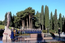 Azərbaycan Prezidenti İlham Əliyev ümummilli lider Heydər Əliyevin məzarını ziyarət edib (ƏLAVƏ OLUNUB) (FOTO)