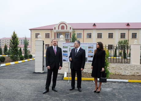 Prezident İlham Əliyev və xanımı Ağcabədidə qaçqın və məcburi köçkün ailələri üçün inşa edilmiş yaşayış binalarından ibarət məhəllədə olub