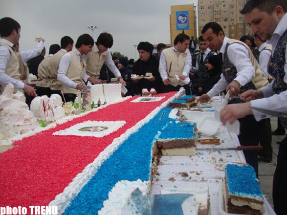 Sumqayıt şəhərində 50 metr uzunluğunda tort kəsilib (FOTO)