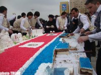 Sumqayıt şəhərində 50 metr uzunluğunda tort kəsilib (FOTO)