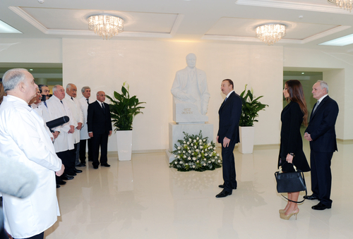 Azərbaycan Prezidenti və xanımı Azərbaycan Dövlət Həkimləri Təkmilləşdirmə İnstitutunun əsaslı təmirdən sonrakı vəziyyəti ilə tanış olublar (FOTO)