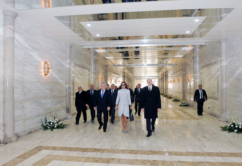 Azərbaycan Prezidenti və xanımı yeni piyada keçidlərinin açılışlarında iştirak ediblər (FOTO)
