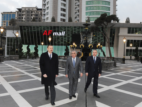 Azərbaycan Prezidenti Bakının Bülbül prospektindəki parkın yenidənqurma işlərindən sonrakı vəziyyəti ilə tanış olub (FOTO)