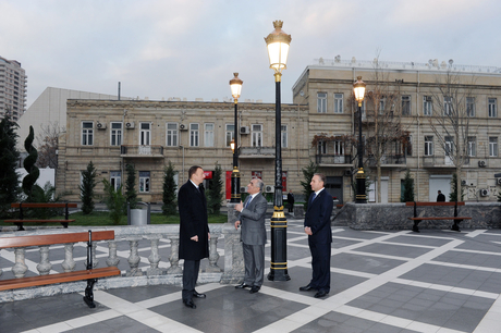 Azərbaycan Prezidenti Bakının Bülbül prospektindəki parkın yenidənqurma işlərindən sonrakı vəziyyəti ilə tanış olub (FOTO)