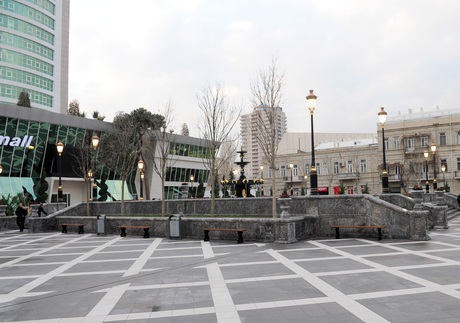 Azərbaycan Prezidenti Bakının Bülbül prospektindəki parkın yenidənqurma işlərindən sonrakı vəziyyəti ilə tanış olub (FOTO)