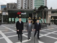 Azərbaycan Prezidenti Bakının Bülbül prospektindəki parkın yenidənqurma işlərindən sonrakı vəziyyəti ilə tanış olub (FOTO)