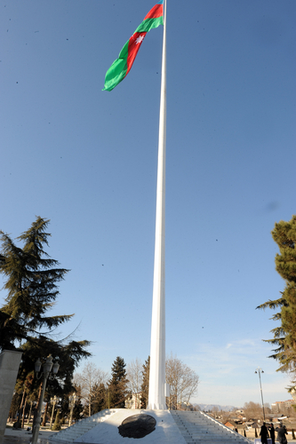 İlham Əliyev Gəncədəki Bayraq Meydanında görülən işlərlə tanış olub (FOTO)