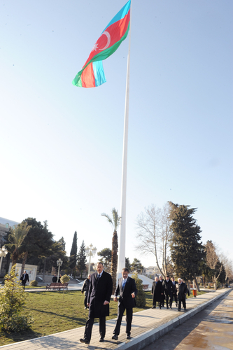 İlham Əliyev Gəncədəki Bayraq Meydanında görülən işlərlə tanış olub (FOTO)