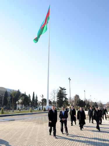 İlham Əliyev Gəncədəki Bayraq Meydanında görülən işlərlə tanış olub (FOTO)
