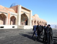 İlham Əliyev "İmamzadə" kompleksində aparılan təmir-bərpa və tikinti işlərinin gedişi ilə tanış olub (FOTO)