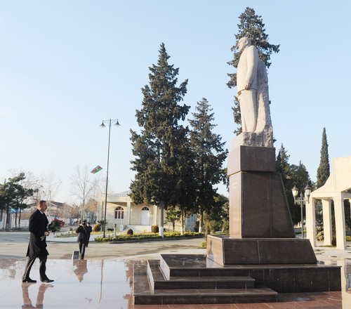 Prezident İlham Əliyev Goranboyda ümummilli lider Heydər Əliyevin abidəsini ziyarət edib (FOTO)