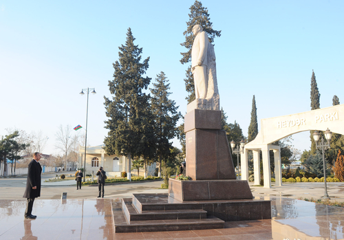 Prezident İlham Əliyev Goranboyda ümummilli lider Heydər Əliyevin abidəsini ziyarət edib (FOTO)