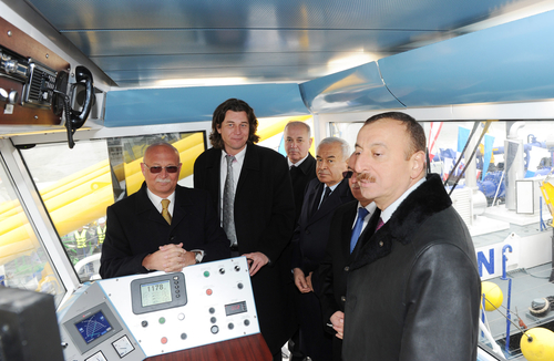 İlham Əliyev FHN tərəfindən gətirilən torpaqsoran qurğulara, yedək və təchizat gəmilərinə və tədqiqat katerinə baxış keçirib (FOTO)