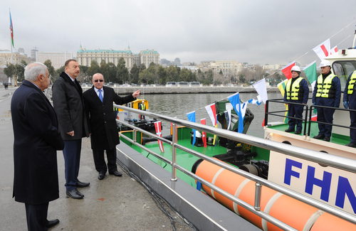 İlham Əliyev FHN tərəfindən gətirilən torpaqsoran qurğulara, yedək və təchizat gəmilərinə və tədqiqat katerinə baxış keçirib (FOTO)