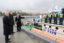 İlham Əliyev FHN tərəfindən gətirilən torpaqsoran qurğulara, yedək və təchizat gəmilərinə və tədqiqat katerinə baxış keçirib (FOTO)