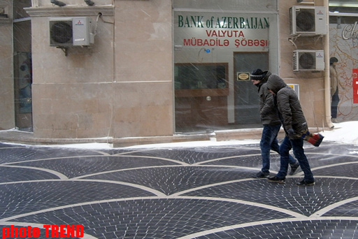 FOTOLARDA: "Üşüyən" Bakı