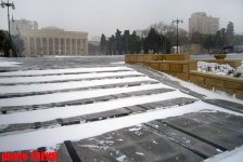 FOTOLARDA: "Üşüyən" Bakı