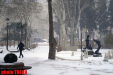 FOTOLARDA: "Üşüyən" Bakı