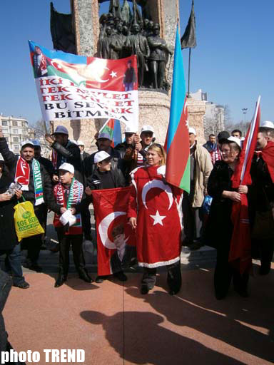 Taksim Meydanında Xocalı soyqırımı ilə bağlı keçiriləcək yürüş-mitinqə axın başlayıb, şüarlar səsləndirilir (FOTO)