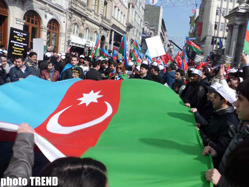 Taksim Meydanında Xocalı soyqırımı ilə bağlı keçiriləcək yürüş-mitinqə axın başlayıb, şüarlar səsləndirilir (FOTO)