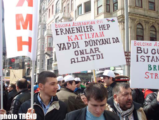 Taksim Meydanında Xocalı soyqırımı ilə bağlı keçiriləcək yürüş-mitinqə axın başlayıb, şüarlar səsləndirilir (FOTO)