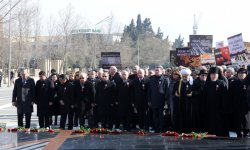 Azərbaycan Prezidenti və xanımı Xocalı faciəsi qurbanlarının abidəsini ziyarət edib (ƏLAVƏ OLUNUB) (FOTO)
