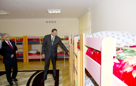 Prezident İlham Əliyev Nizami və Xətai rayonlarında körpələr evi və uşaq bağçalarının əsaslı təmir işlərindən sonrakı vəziyyəti ilə tanış olub (FOTO)