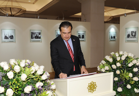 Gürcüstan Prezidenti Mixail Saakaşvili Heydər Əliyev Fondunda olub (FOTO)