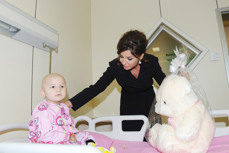 Azərbaycanın birinci xanımı Milli Onkologiya Mərkəzinin yeni tikilmiş uşaq klinikası ilə tanış olmuşdur (FOTO)